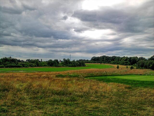 die Mühle grenzt unmittelbar an den Golfplatz an