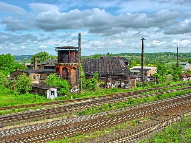 ... der alte Lockschuppen mit Wasserturm, im Jahr 2006 dem Verfall preisgegeben