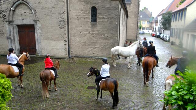 Reiter bei der Stiftskirche; in der Kirche werden Feste wie Hochzeiten gefeiert