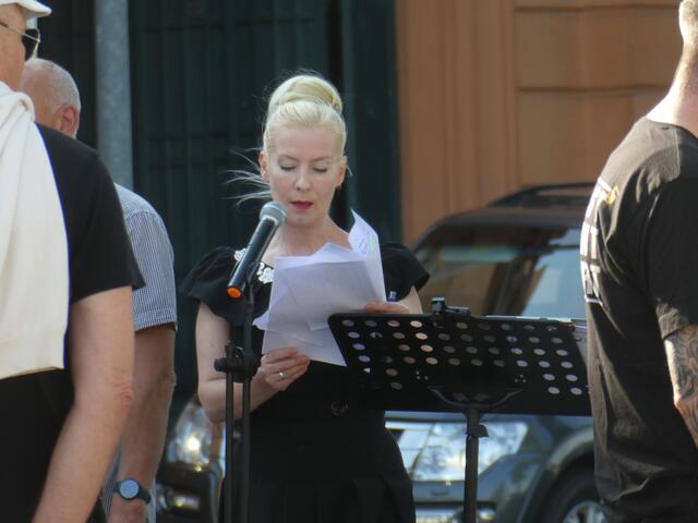 Frau Petra Federau