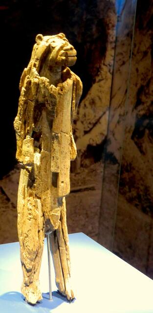 Die älteste (40.000 Jahre) alte Darstellung eines Schamanen mit Löwenmaske und Fell aus der Gegend von Ulm, aus einem Mammutstosszahn geschnitzt und heute leider stark beschädigt (Foto Maskenmuseum)