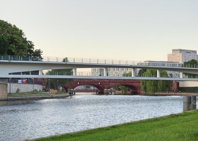 Die Spree am Bettina-von-Arnim-Ufer gleich hinter dem Kanzleramt. Menschenleer und herrlich ruhig.
