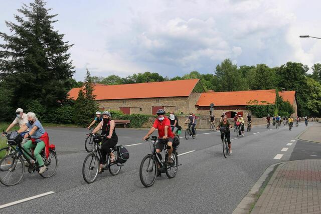 Links von der Straße ist ein Buswendeplatz. Aktuell gilt für die Busse in Lehrbach: Bis zum Buswendeplatz und nicht mehr weiter.