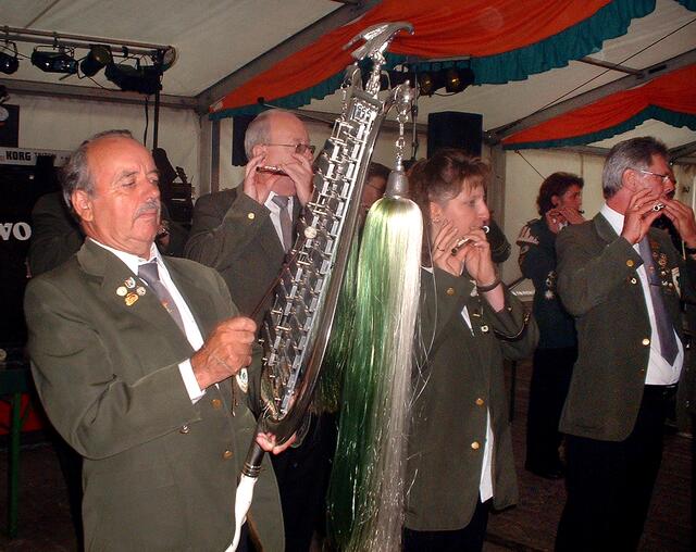 Beim Schützenfest im September 2004 feierten die Döhrener Schützen auch das 50. Jubiläum ihres Spielmannzuges.
