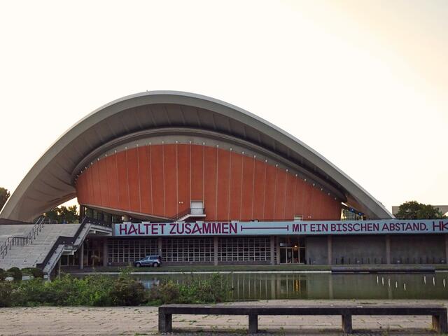 Abendstimmung an der Kongresshalle gleich nebenan - auch "Schwangere Auster" genannt.