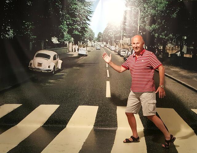 Günther Gierak am Zebrastreifen der Abbey Road - dies kann jeder machen, der die Ausstellung besucht und ganz ohne Flug nach London!