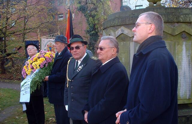 Volkstrauertag 2004 in Döhren