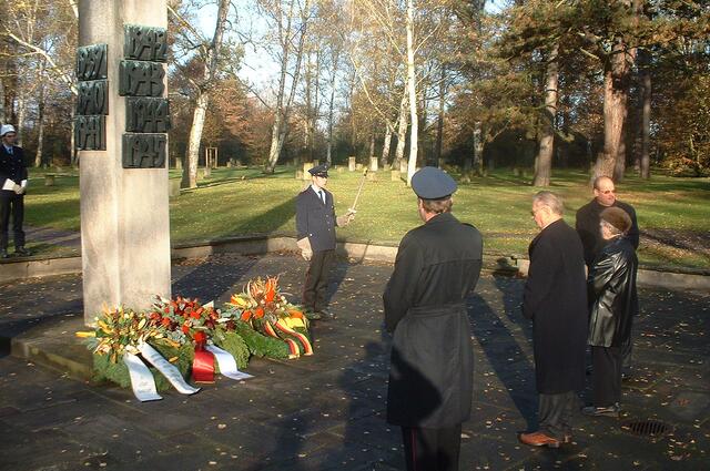 Der Volkstrauertag 2004 am Mahnmal auf dem Stadtfriedhof Seelhorst
