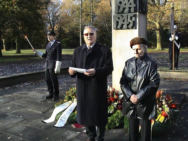 Der Volkstrauertag 2004 am Mahnmal auf dem Stadtfriedhof Seelhorst