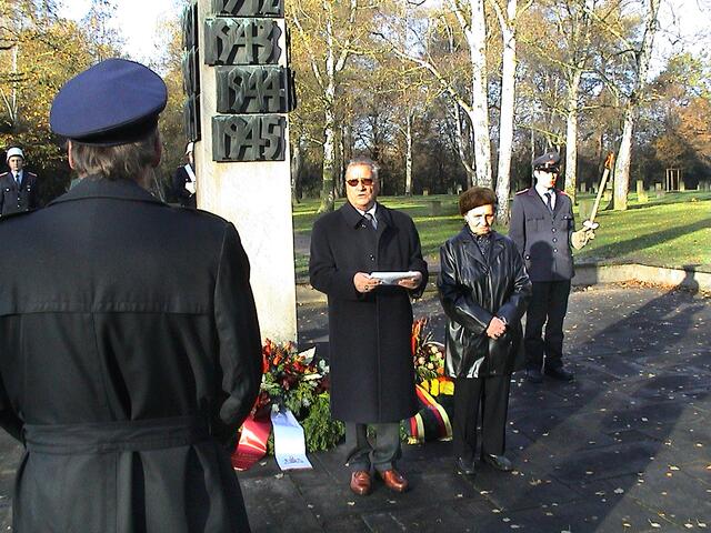 Der Volkstrauertag 2004 am Mahnmal auf dem Stadtfriedhof Seelhorst