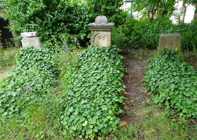 Alte Grabstellen auf dem Kirchplatz