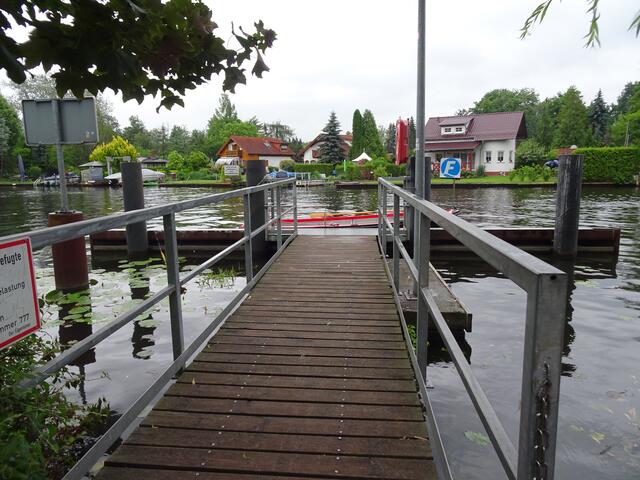 Anlegestelle der Fähre - auf der anderen Seite liegen die Müggelwiesen / Müggelheim