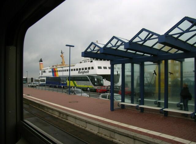 Bahnsteig und Fähre liegen nahe beieinander