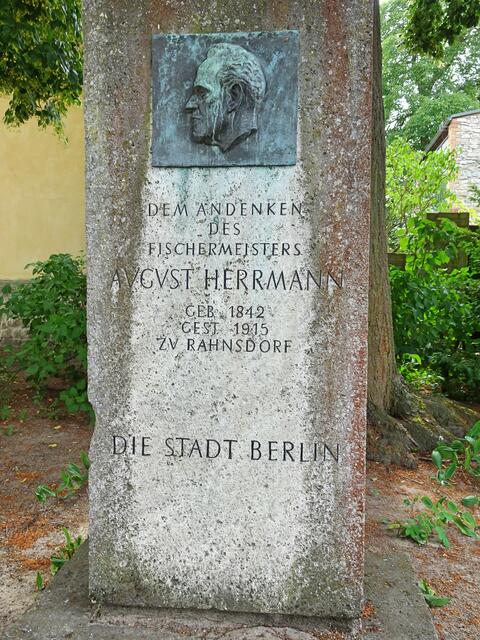 Auf dem Dorfanger wurde ein Gedenkort für die Fischer von Rahnsdorf eingerichtet, die unter Einsatz ihres Lebens Menschen vor dem Ertrinken im Müggelsee bewahrten.  Dieser Stein erinnert an den Fischermeister August Herrmann (1842–1915).