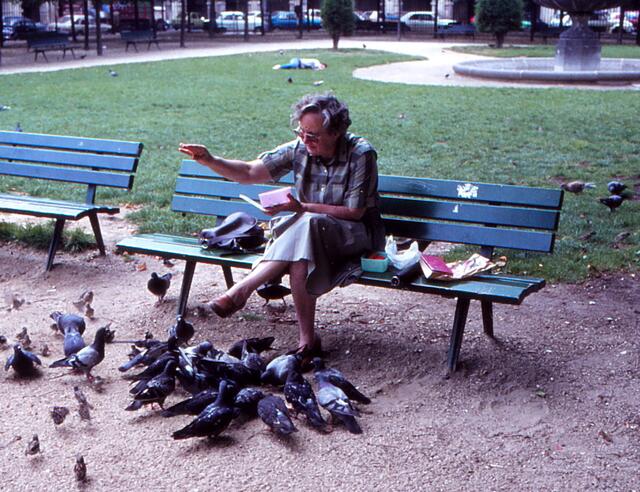 Maria Hermanns auf dem Place de Vosges in Paris 1986