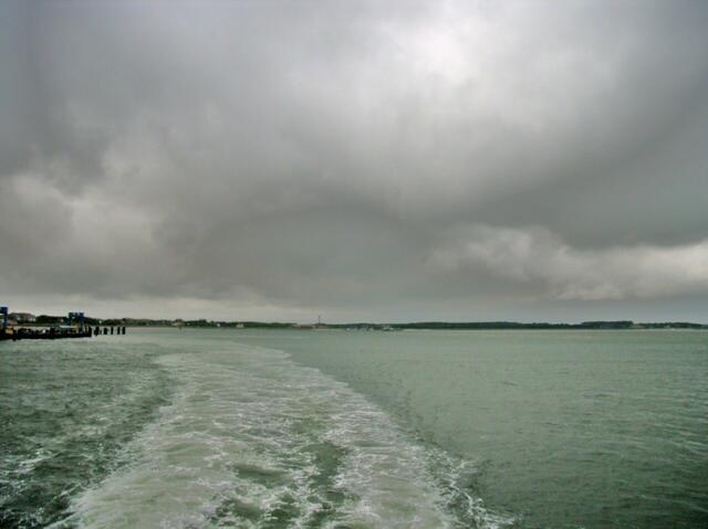 Abschied von Amrum mit dunklen Regenwolken - sie werden sich später noch entladen ...