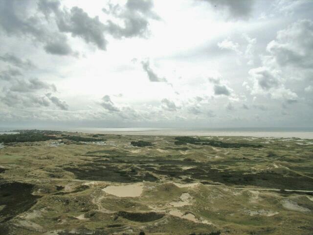 Blick vom Leuchtturm - versteckt in den Dünen kaum zu erkennen ein Zeltplatz