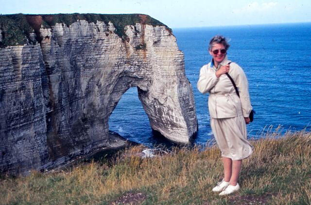 Maria Hermanns an der Steilküste von Etreta in der Normandie, 12. August 1985