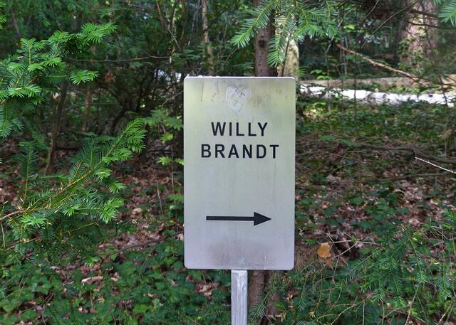 Wegweiser zum Grab von Willy Brandt