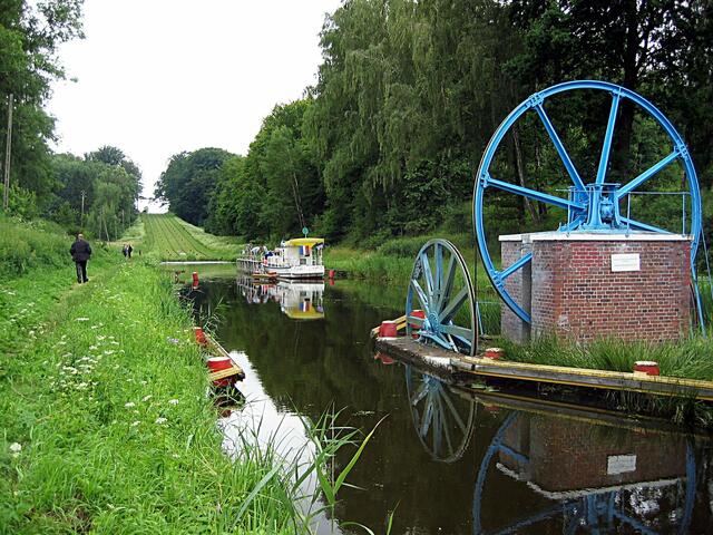 Oberländischer Kanal. Geneigte Ebene von unten gesehen > gemeinfrei > https://de.wikipedia.org/wiki/Oberl%C3%A4ndischer_Kanal#/media/Datei:Oberl%C3%A4ndischer_Kanal2.jpg | Foto: wie vor