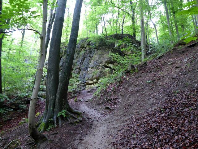 Hier geht es zur Lippoldshöhle. Der Sage nach hat hier einst der Räuber Lippold die Bürgermeistertochter gefangen gehalten.