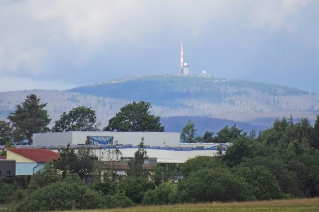 der Brocken aus über 20 km Entfernung, im Vordergrund das Industriegebiet von Hasselfelde
