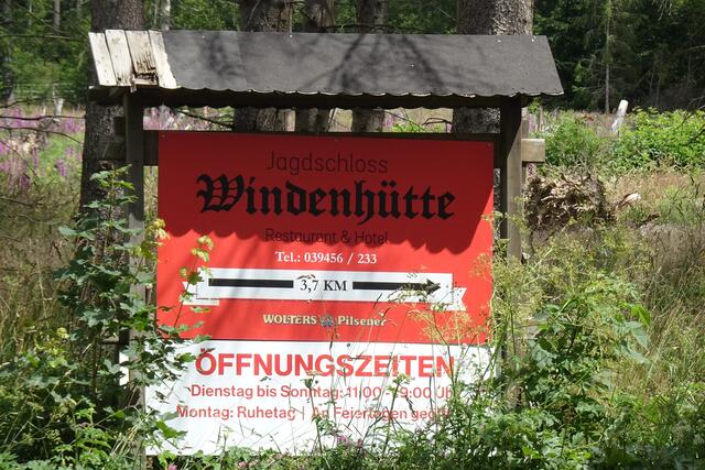 von der Verbindungstraße B81 zur Landstraße Allrode- Stiege geht es zur Windenhütte