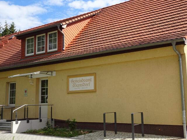 Das Gemeindehaus. Wernsdorf wurde 1460 erstmals urkundlich erwähnt.