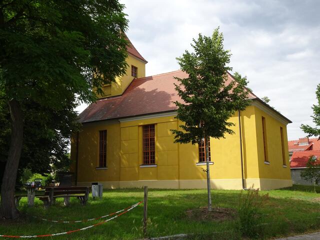 Die 1803 erbaute Dorfkirche steht neben einer 500 Jahre alten Linde.