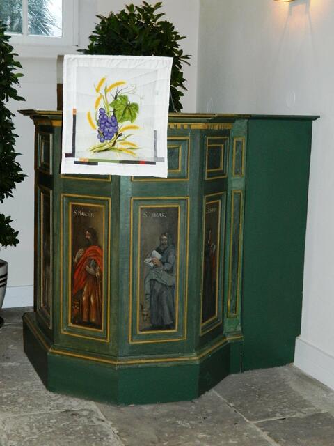 Die Kanzel war vorher grau überstrichen gewesen und das Vorhandensein der Bilder war nicht bekannt.