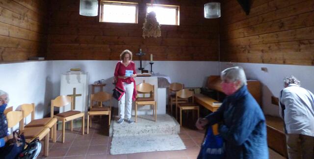 Nach der Renovierung 1978 wird die Sandsteinplatte vom Eingang als Altar benutzt.