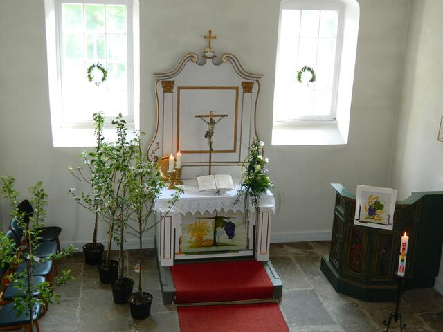 Blick in die Kapelle - hier bei einer Konfirmation mit kleinen Apfelbäumen als Geschenk.