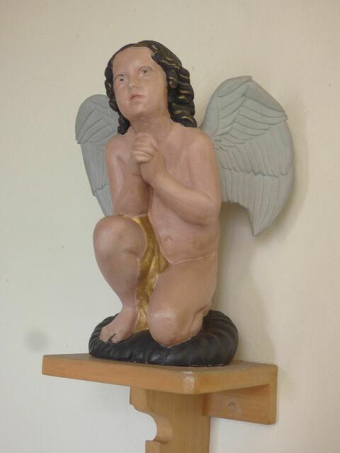 Bei Aufräumungsarbeiten auf dem Dachboden wurde dieser kniende Engel aus Gips gefunden.