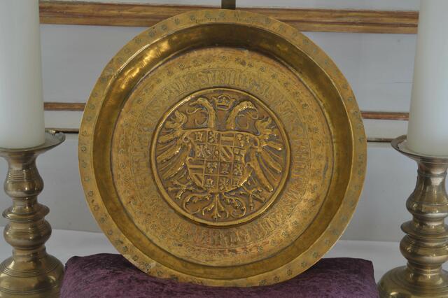 Taufschale von 1555 aus Augsburg vom Friedensfest mit Wappen von Kaiser Karl V. Sie wurde gestiftet von Dorothea Schrader aus Braunschweig, verheiratet nach Koldingen mit Amtmann Conrad Block anlässlich des Ende der großen Pest 1658.