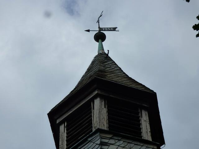 Wie die Kapellen in Koldingen, Arnum und Devese hängt auch hier eine Glocke von Ludolf Siegfried und läutet uns zum Abschied der Radtour.