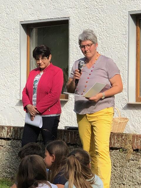 Christina Schädle (links) und Elisabeth Wagner-Engert leiteten die Wortgottesfeier unter freiem Himmel.