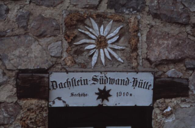 Dachstein-Südwand-Hütte (1910 m)