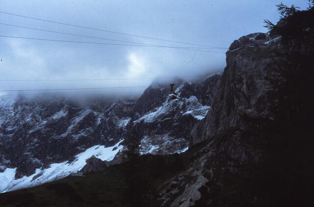 Südwand des Dachstein mit Seilen der Gletscherbahn