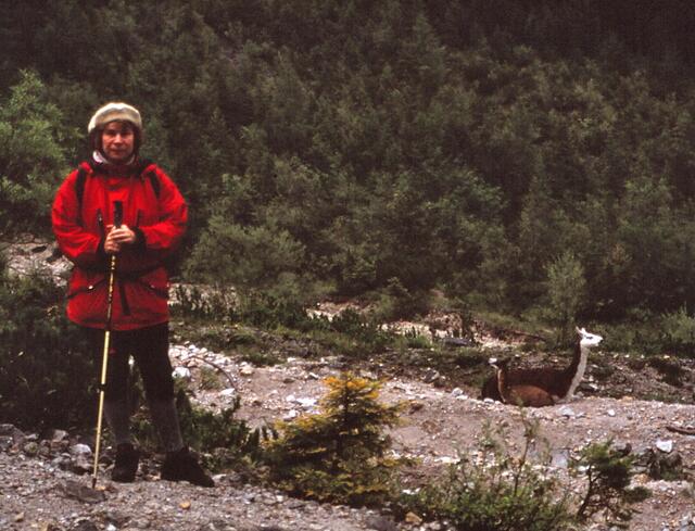Angela und ein Lama am Wege