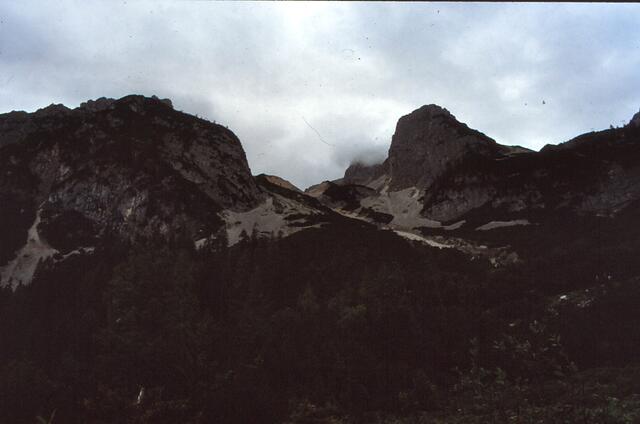 Feisterkar und Bergspitzen darüber