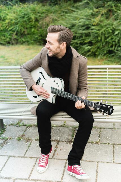 Der charmante Künstler „barlhow“ führt bei allen vier Sessions als Moderator durch das Programm und steht bei der Session 2 auch selbst mit verschiedenen Saiteninstrumenten und einem bunten musikalischen Programm auf der Bühne.
Quelle: barlhow