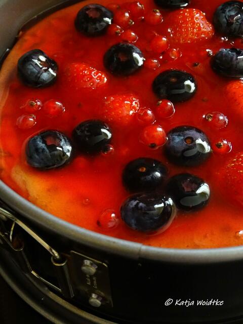 Käsekuchen mit gemischten Beeren und Tortenguss (Foto: Katja Woidtke)