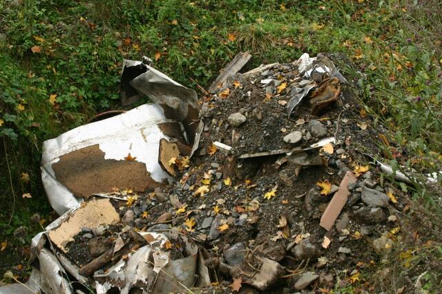 Bei den Baggerarbeiten aufgefundene Metall und Betonreste wurden unglaublicher Weise an anderen Stellen des Schickert-Geländes wieder vergraben. | Foto: WgiR
