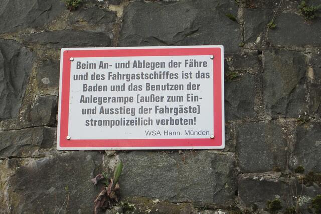 Das Schild ist seit dem 18.07.2020 ohne Bedeutung, da der Fährbetrieb wegen des Niedrigwassers eingestellt ist. Das Wasserstraßen- und Schifffahrtsamt Hann. Münden erklärt, was verboten ist und betont im Bürokratendeutsch, dass dieses Verbot "strompolizeilich" ist. Da das Wortungetüm Wasserstraßen- und Schifffahrtsamt  zu grauselig klingt, heißt es einfach WSA.