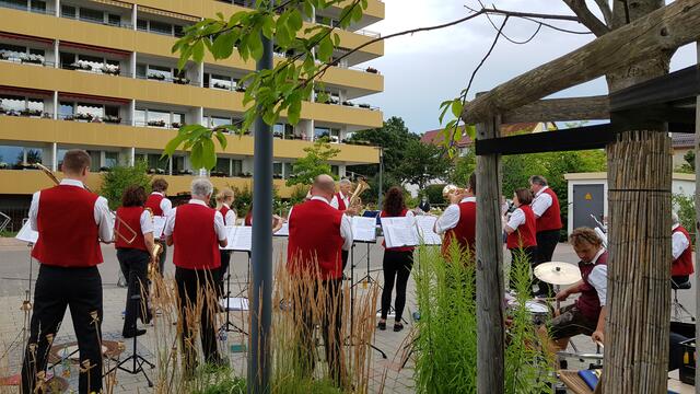 Die Königsbrunner Blaskapelle unter der Leitung von Walter Schuler ließ die Bewohner aber nicht im Stich und spielte im Freien ein Standkonzert beim Sommerfest im Ruhesitz Wetterstein. | Foto: Robert Krenn