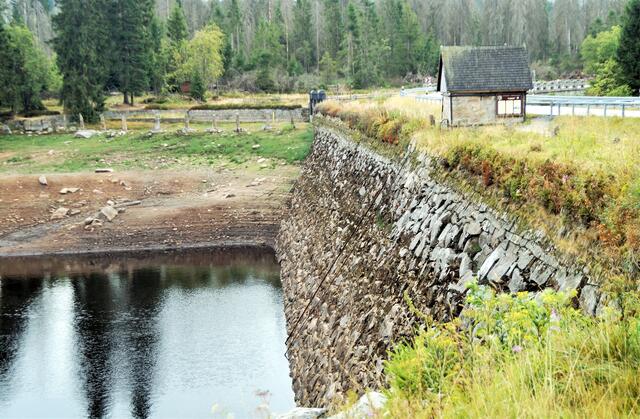 die Staumauer wurde aus Granitfelsen als Zyklopenmauerwerk errichtet, in der Mitte des Staumauer befindet sich das Striegelhaus mit der Striegelanlage
