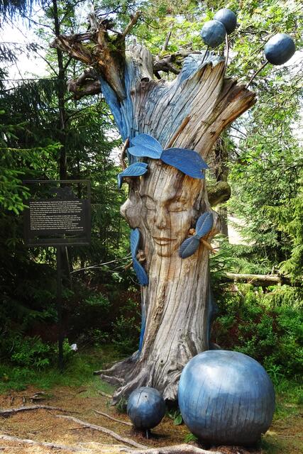 der Märchenbaum am Rundweg