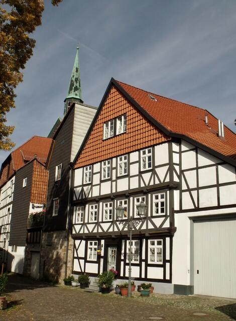 Alter Schulhof, in Hintergrund der Turm der Marktkirche St Aegidien