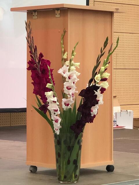 Fachoberlehrerin Christine Kleinheinz war für den Blumenschmuck zuständig.