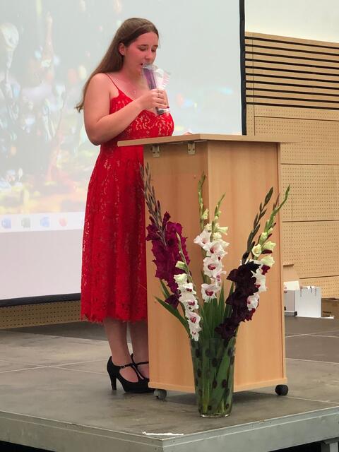 Schülersprecherin Anna-Maria Balliet sprach den Lehrkräften und Eltern den Dank für ihre langjährige Unterstützung und Begleitung aus.